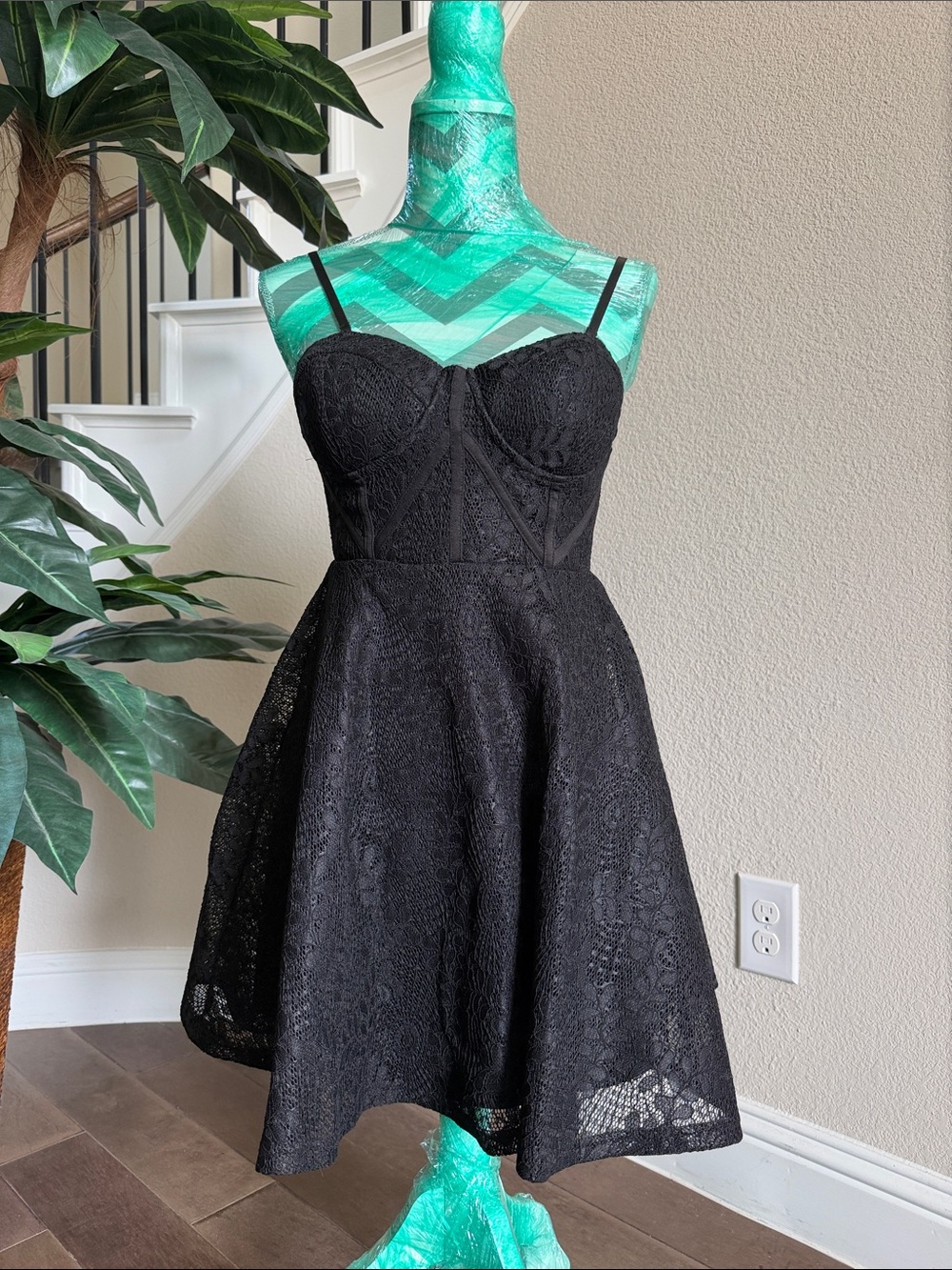 Entry Black Lace Mini Dress with Spaghetti Straps